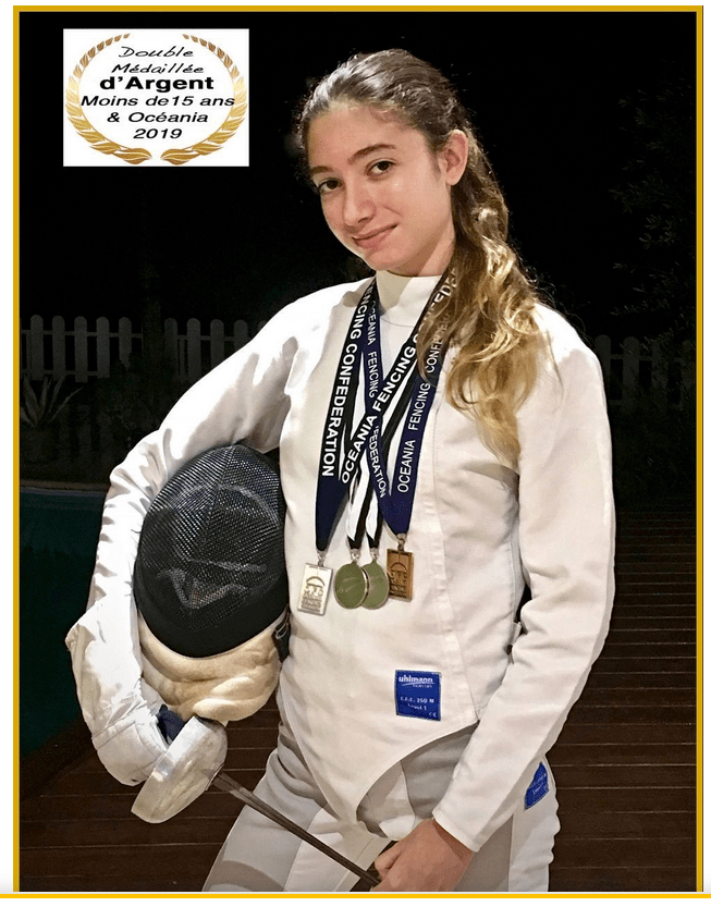 La délégation polynésienne d&rsquo;escrime aux Océania de Nouvelle Zélande à Wellington.  Lola Coquet décroche deux médailles d&rsquo;argent individuelles en U15 et U17. Face à 30&nbsp;particiopantes