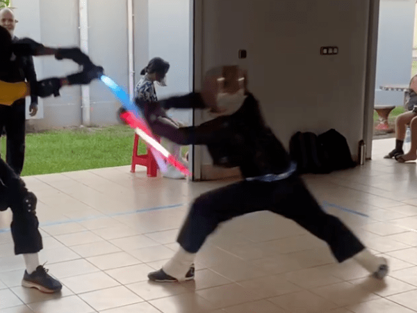 Première compétition de sabre laser à Arue :  un succès prometteur&nbsp;!