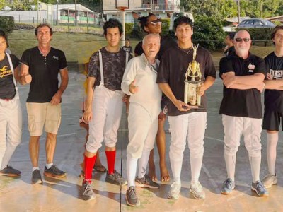 Le trophée est remis au champion de l&rsquo;Open, Matarii&nbsp;PIHATARIOE.